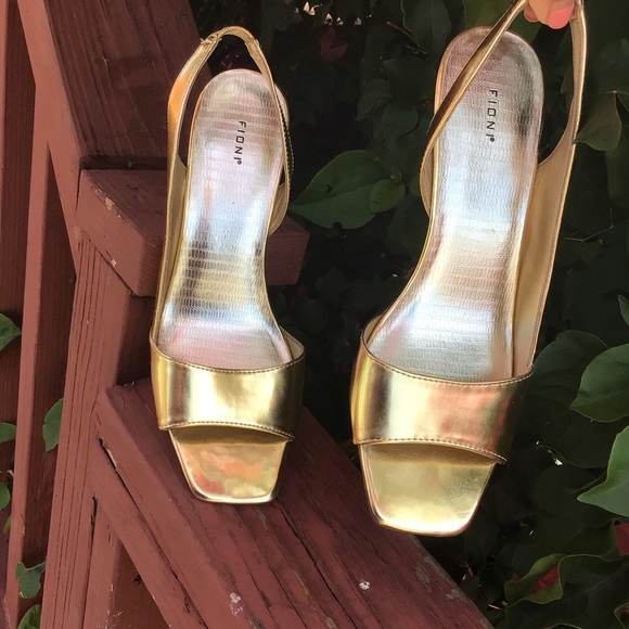 Gold High Heels Shoe - Picture 5 of 9
